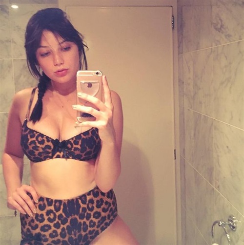 Daisy Lowe Bikini im Tigerlook und mit Oma-Höschen